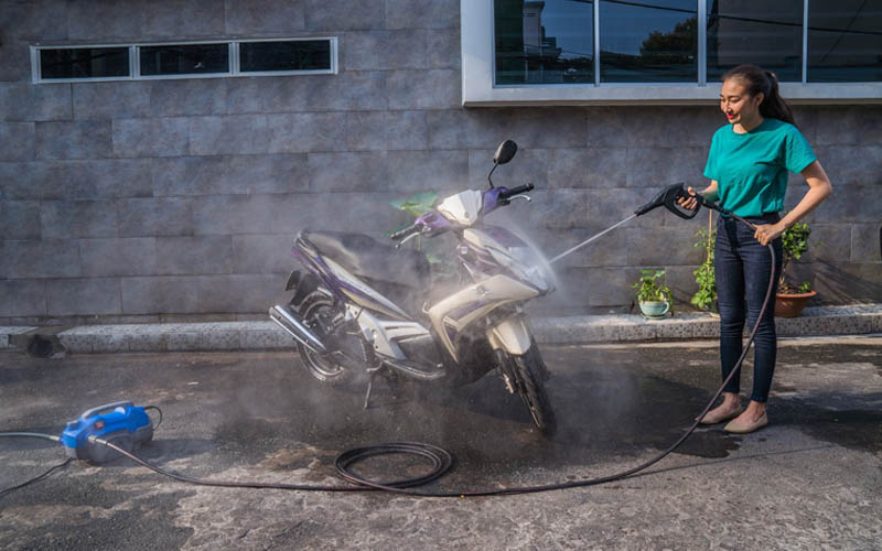 sử dụng máy xịt rửa để tiết kiệm nước